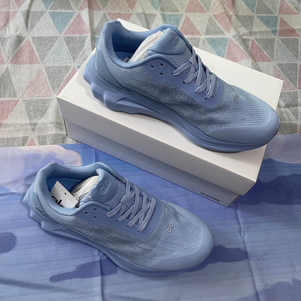 Alo Runner Sneakers - Crystal Clear Blue